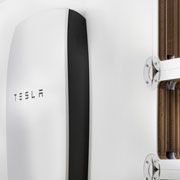 Parete espositiva in cartone e licheni per Batteria Tesla Powewall - distributore Elmec Solar - Progetto Giorgio Caporaso Lessmore