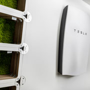 Parete espositiva in cartone e licheni per Batteria Tesla Powewall - distributore Elmec Solar - Progetto Giorgio Caporaso Lessmore