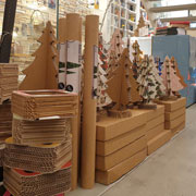 La collezione Natale in cartone by Lessmore, Design Giorgio Caporaso, comprende alberi e piccoli oggetti da regalo dai colori natalizi, tutto all'insegna della sostenibilità ambientale