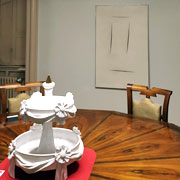 Ceramica Free di Nanda Vigo tra le opere di Lucio Fontana