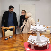 La designer Nanda Vigo e la sua ceramica Free esposta nella sala Lucio Fontana della Casa Museo Boschi Di Stefano - Ceramiche al Centro
