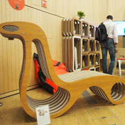 X2Chair di Giorgio Caporaso, seduta in cartone riparabile e trasformabile, esempio di design circolare