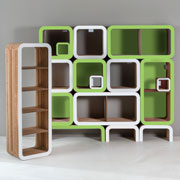 Libreria realizzata con l'arredo modulare in cartone Moretto progettato da Giorgio Caporaso per Lessmore nei colori Verde Lime e Bianco
