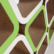 Libreria realizzata con l'arredo modulare in cartone Moretto nei colori Verde Lime e Bianco