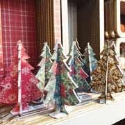 Alberi di Natale in cartone Lessmore decorati con carte speciali, piccole decorazioni per la casa