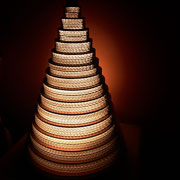 Albero di Natale in cartone con illuminazione LED, colore avana naturale e rosso(altezza 55 cm) - Lessmore