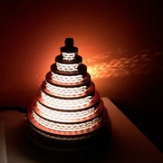 Albero di Natale in cartone con illuminazione LED, colore avana naturale e rosso(altezza 15 cm) - Lessmore
